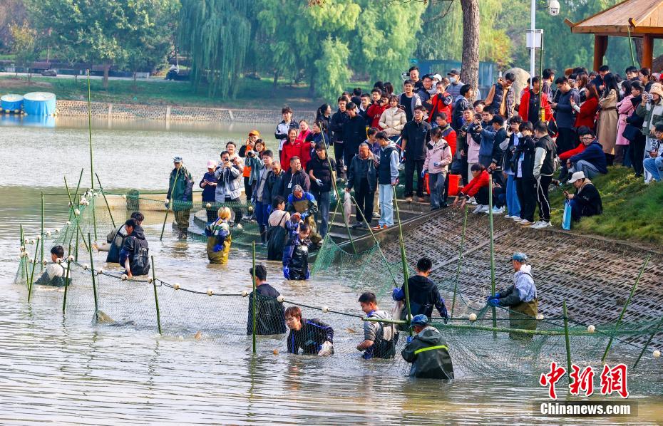 武漢科技大学で魚捕りや各種料理を楽しむ恒例のイベント　湖北省