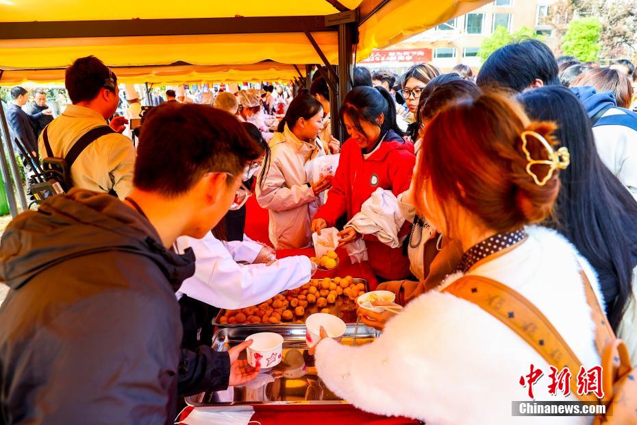 武漢科技大学で魚捕りや各種料理を楽しむ恒例のイベント　湖北省