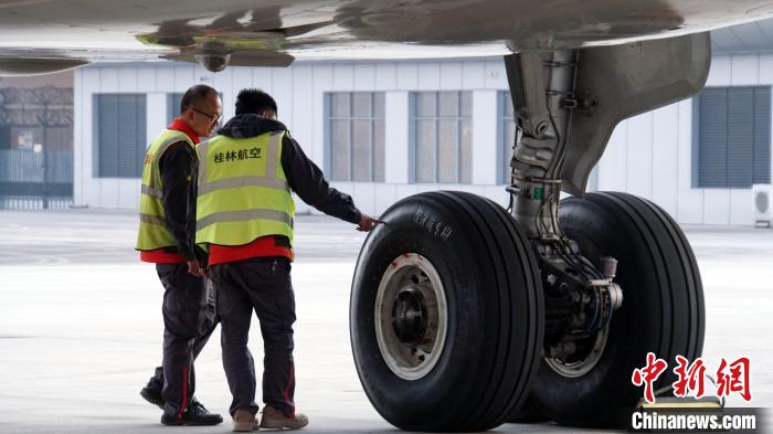 初の国産ラジアルタイヤ使用の民間航空機がテスト飛行に成功　広西