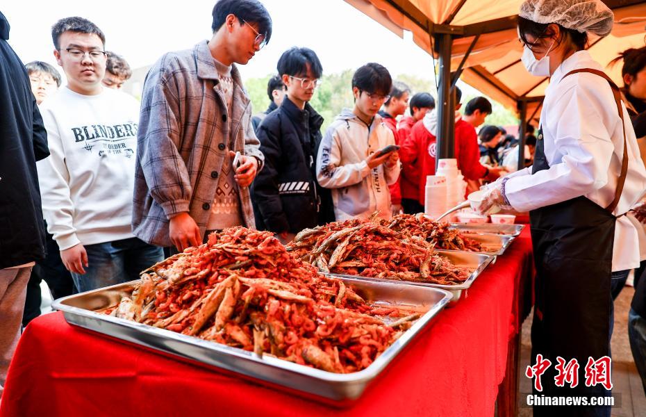 武漢科技大学で魚捕りや各種料理を楽しむ恒例のイベント　湖北省