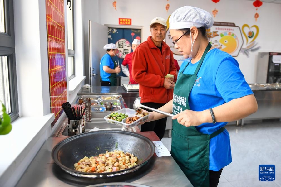 高齢者の心に温もり与えるシニア食堂　吉林省