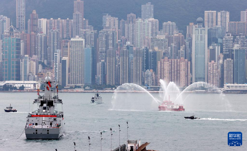 広東省湛江市に戻る中国海軍の艦隊を「ウォーター・サルート」で見送る香港特区の消防船 （11月25日撮影・易定）。