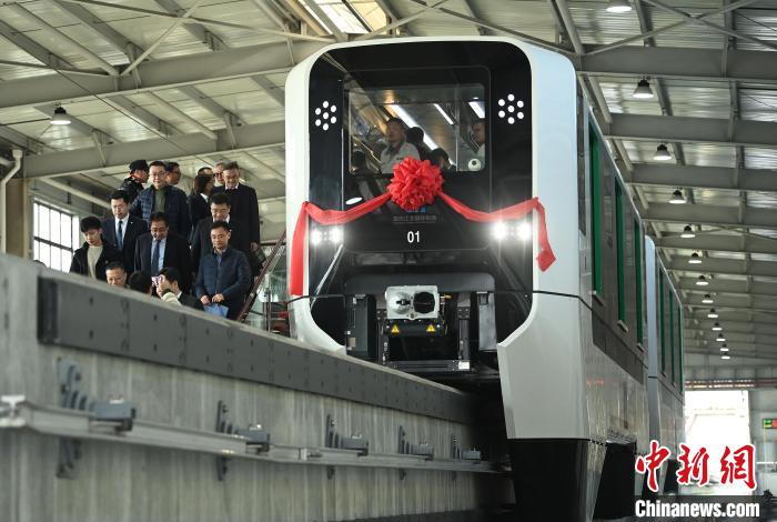 世界初の空港モノレール高速輸送システム車両がラインオフ　重慶