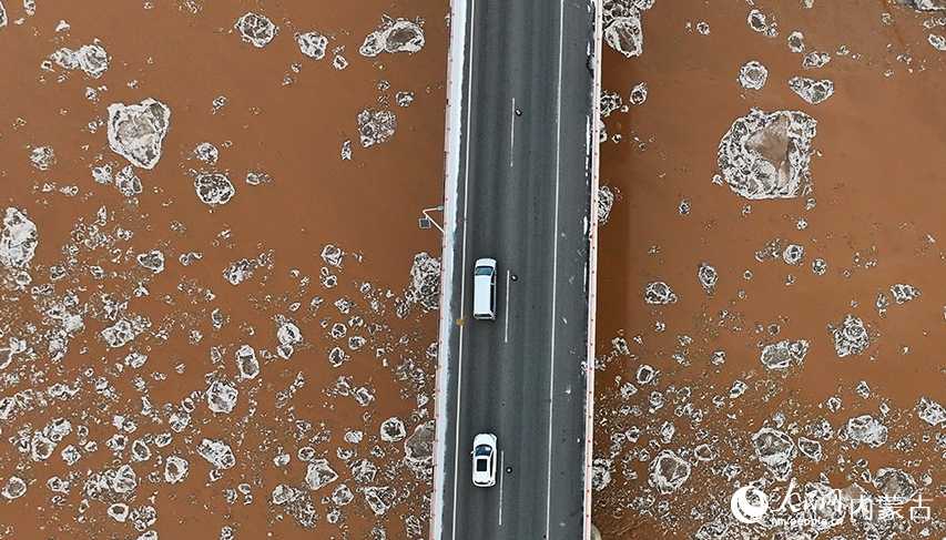 黄河に浮かぶ流氷　内蒙古