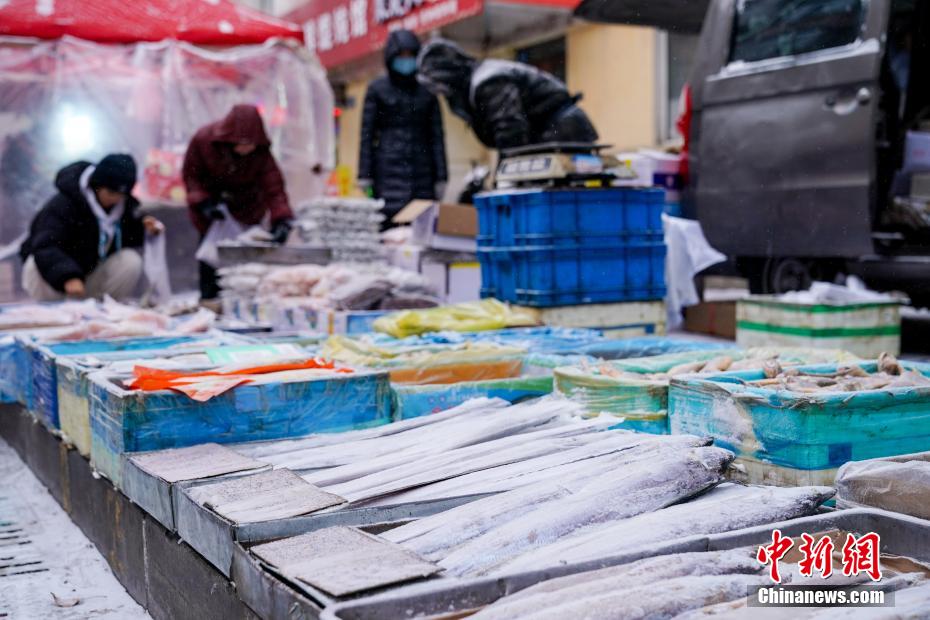 寒さつのり、「冷凍食品」の数々が路上に並ぶ哈爾浜の朝市　黒竜江省