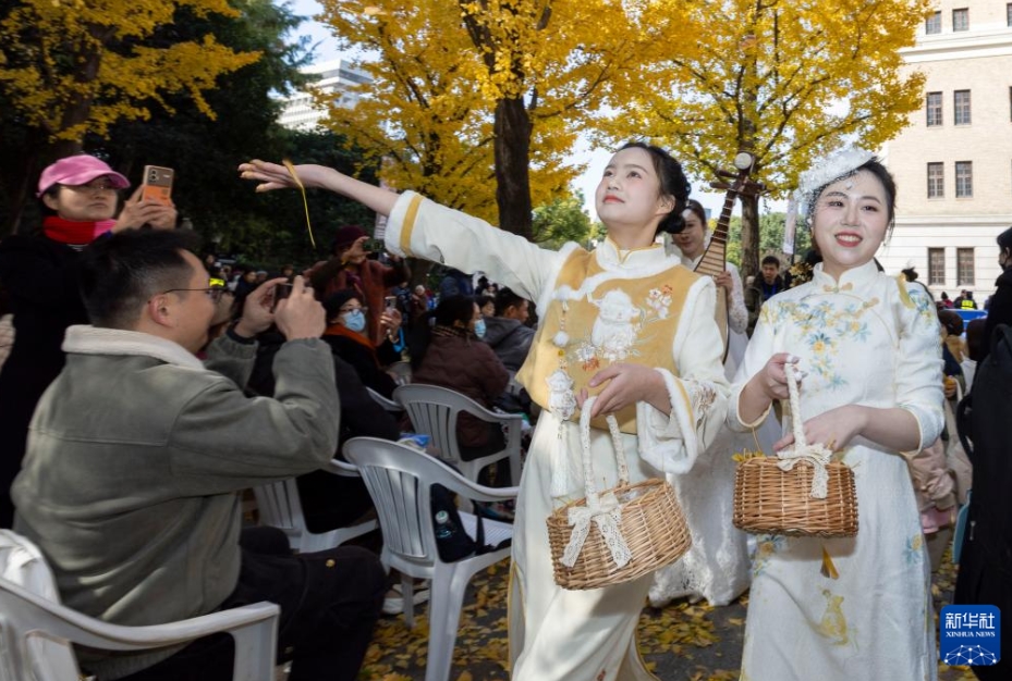 イチョウの木の下で楽しむ音楽会はいかが？　上海