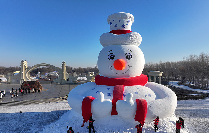 第37回太陽島雪博会で公開がスタートした巨大雪だるま（写真著作権はCFP視覚中国が所有のため転載禁止）。