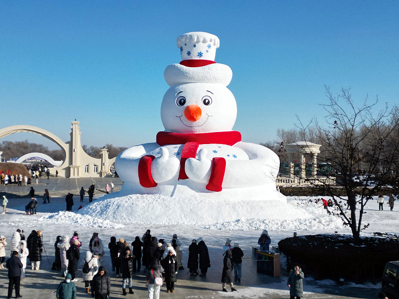 4千立方メートルの雪で作った巨大雪だるまが太陽島に登場！　黒竜江省