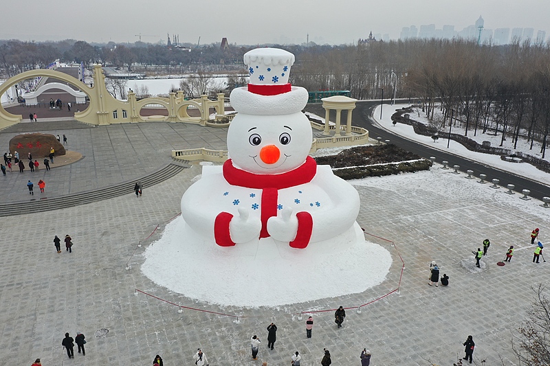 4千立方メートルの雪で作った巨大雪だるまが太陽島に登場！　黒竜江省