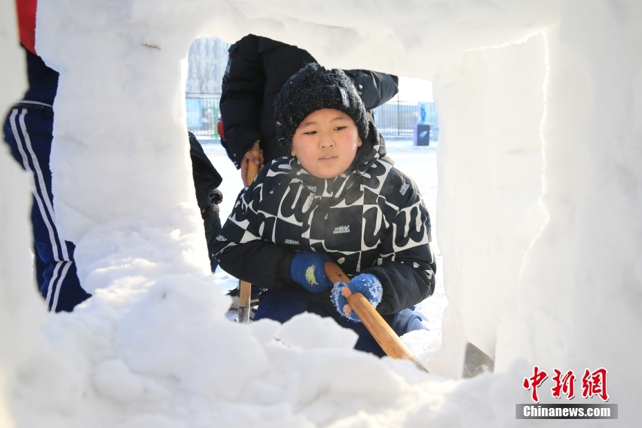 哈爾浜の学校が氷や雪を使った美術の授業を実施　黒竜江省