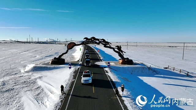 雪原を横断する。（写真提供は陳巴爾虎旗メディアコンバージェンスセンター）