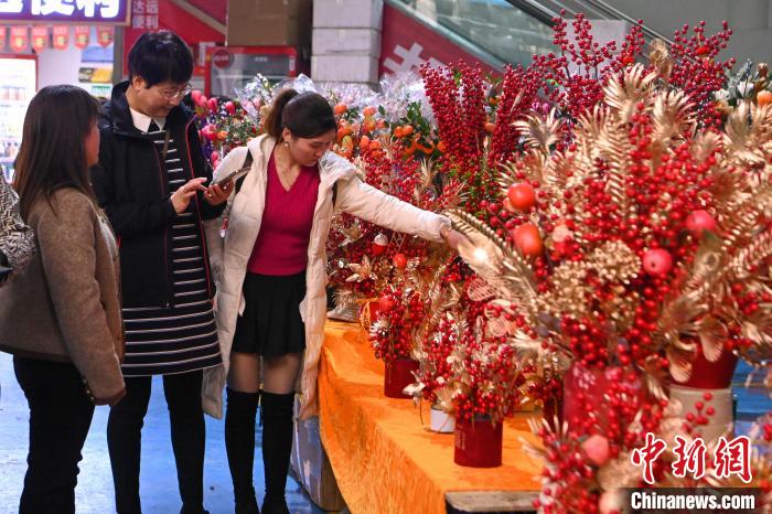 昆明斗南花卉市場で元旦に飾る花の売れ行きが好調に　雲南省