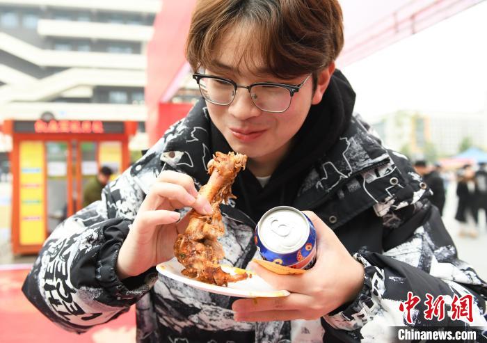 冬至を控え、学生食堂がヒツジの丸焼きを大学生に無料提供　重慶