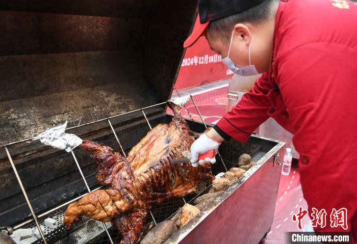 冬至を控え、学生食堂がヒツジの丸焼きを大学生に無料提供　重慶