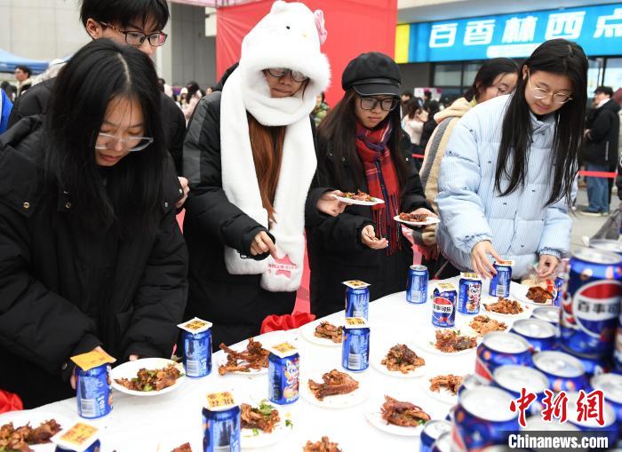 冬至を控え、学生食堂がヒツジの丸焼きを大学生に無料提供　重慶