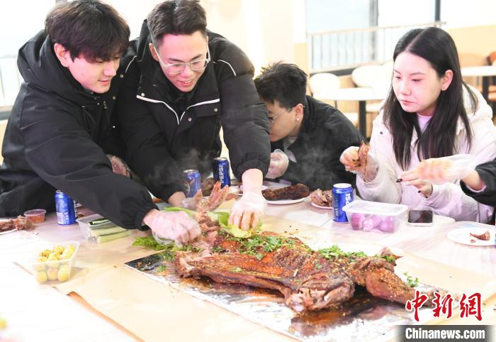 冬至を控え、学生食堂がヒツジの丸焼きを大学生に無料提供　重慶