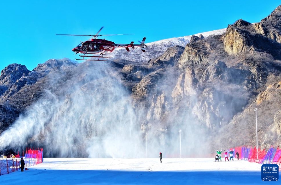 オープニングセレモニーが行われた新雪国スキー場・初心谷（12月21日撮影・金良快）。