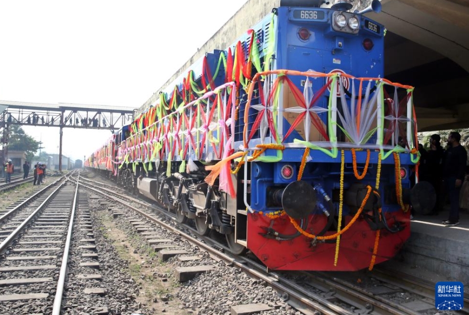 バングラデシュの首都ダッカに到着した「パドマ大橋鉄道連絡線」全線開通後の初発列車。