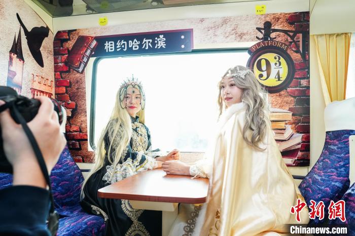 列車内でゴージャスな衣装を着て写真を撮影する女性。 画像提供・中国鉄路哈爾浜局集団有限公司