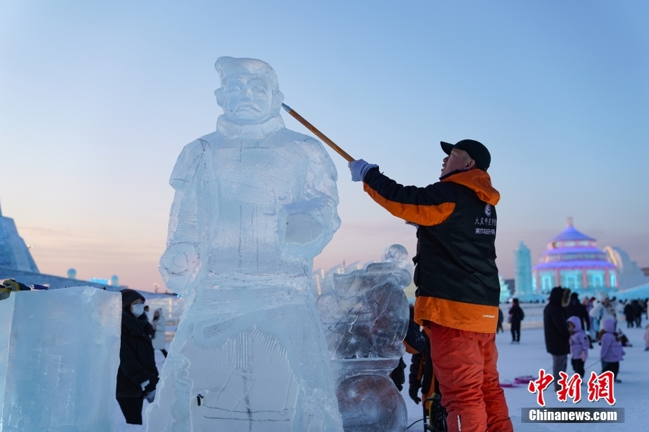 「氷の兵馬俑」が哈爾浜氷雪大世界に登場　黒竜江省