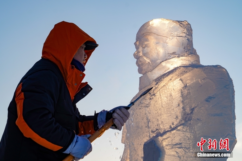 「氷の兵馬俑」が哈爾浜氷雪大世界に登場　黒竜江省