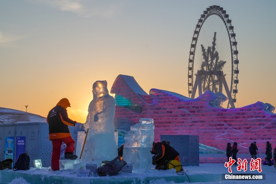 「氷の兵馬俑」が哈爾浜氷雪大世界に登場　黒竜江省