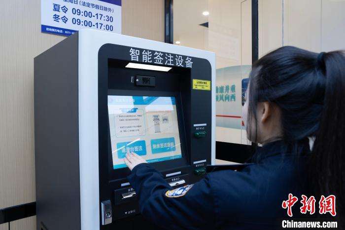 1月5日、杭州西駅で香港特別行政区や澳門特区に行く際に必要な「通行証」の手続きを行う職員（撮影・呉君毅）。