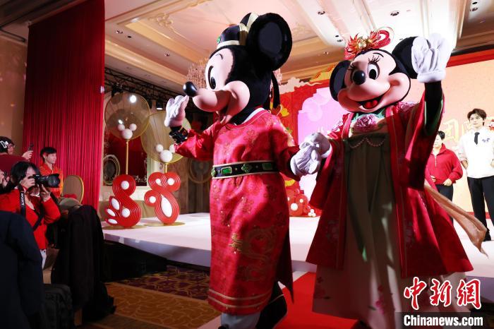 上海ディズニーのミッキーとミニーが中国風の晴着で登場