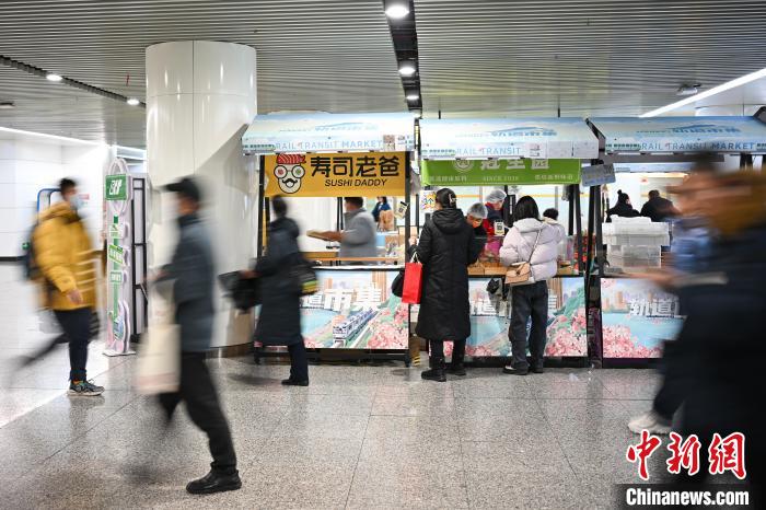  1月8日、重慶北駅南広場駅で食品を購入する乗客（撮影・何蓬磊）。