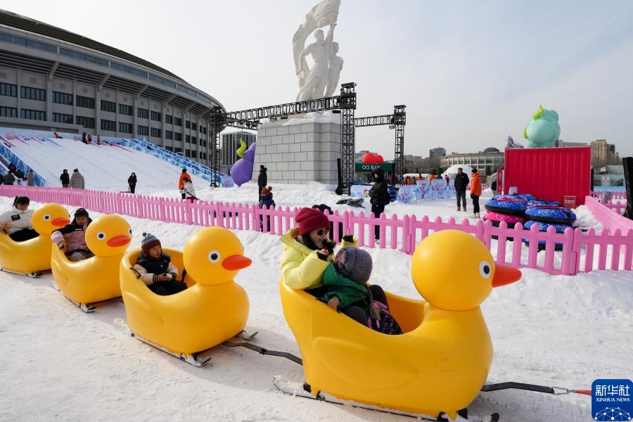 1月1日、北京工人体育場で開催されている「燃DONG氷雪楽園」で、「雪上ミニトレイン」を体験する来場者（撮影・鞠煥宗）