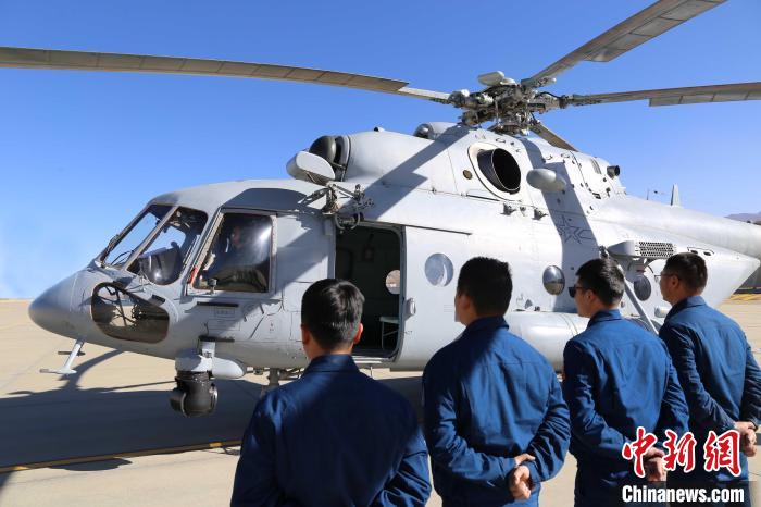 災害救助・救援飛行の準備を整える西部戦区空軍某部隊（撮影・楊涛）