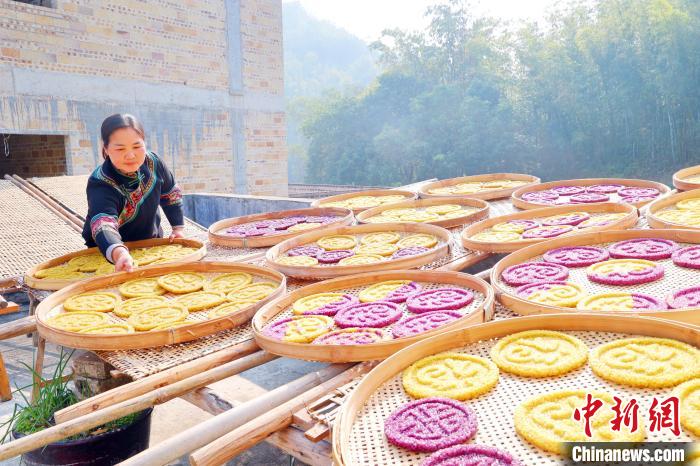 春節を前に特産「白糤」作りが最盛期　広西・玉林