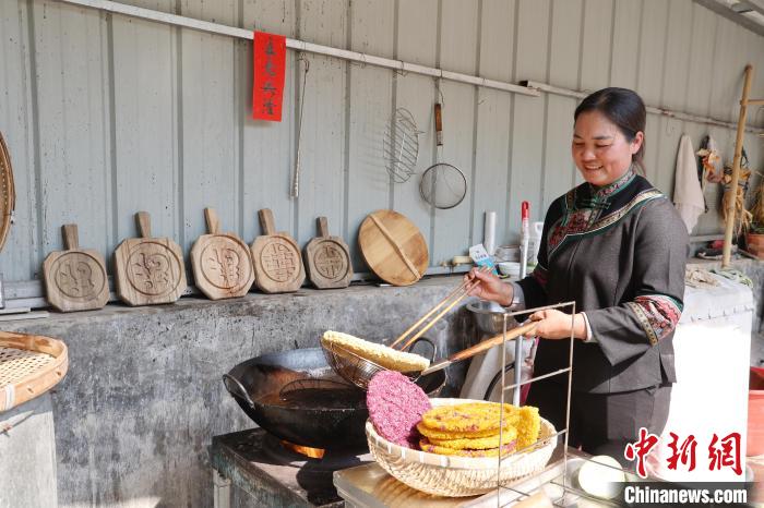 春節を前に特産「白糤」作りが最盛期　広西・玉林