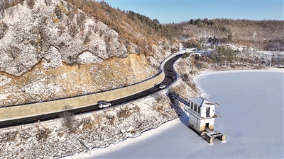 冬の黒河市で、路上を走行するテスト車両。資料画像