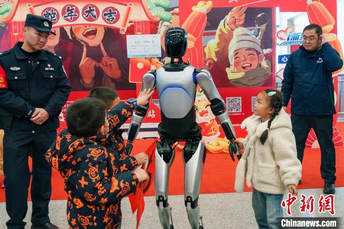 浙江省の金華駅で人型ロボット警官がパトロール