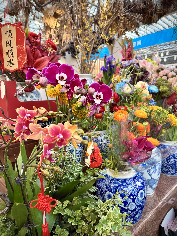 1月12日、北京花郷花卉クリエイティブパークに並べられている生花。撮影・閆雨昕