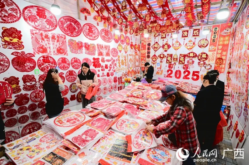 広西壮（チワン）族自治区南寧市では、新年の飾り物を買い求める市民の姿が見られた。（撮影・雷琦竣）