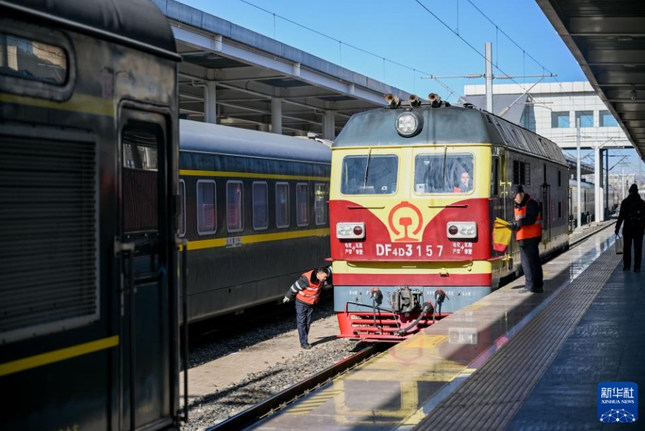 温もり届け、草原を走る「鈍行列車」　内蒙古