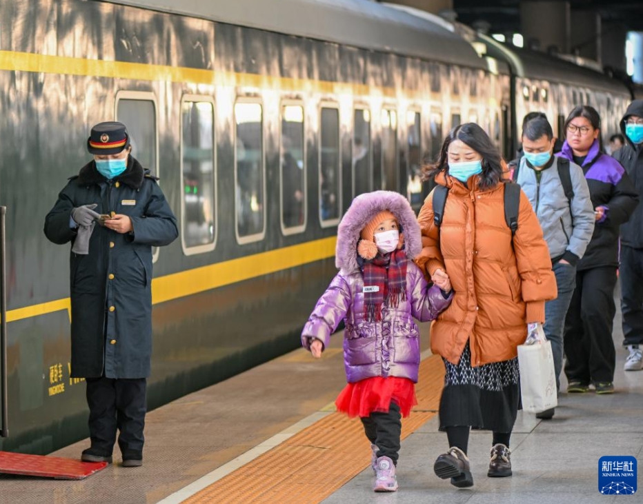 温もり届け、草原を走る「鈍行列車」　内蒙古