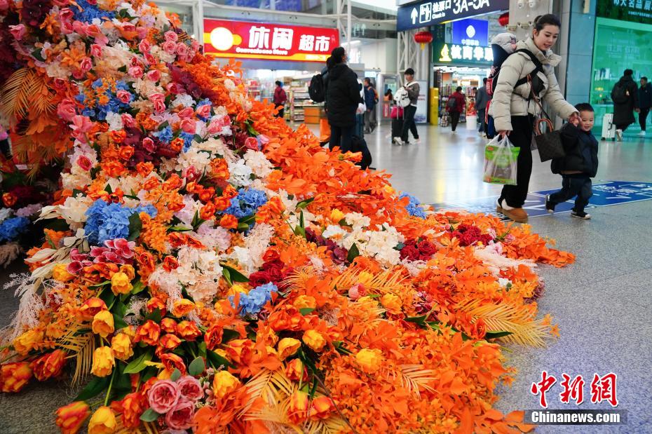 雲南省昆明駅にゴージャスな花のクジャク　春節祝賀ムード高める