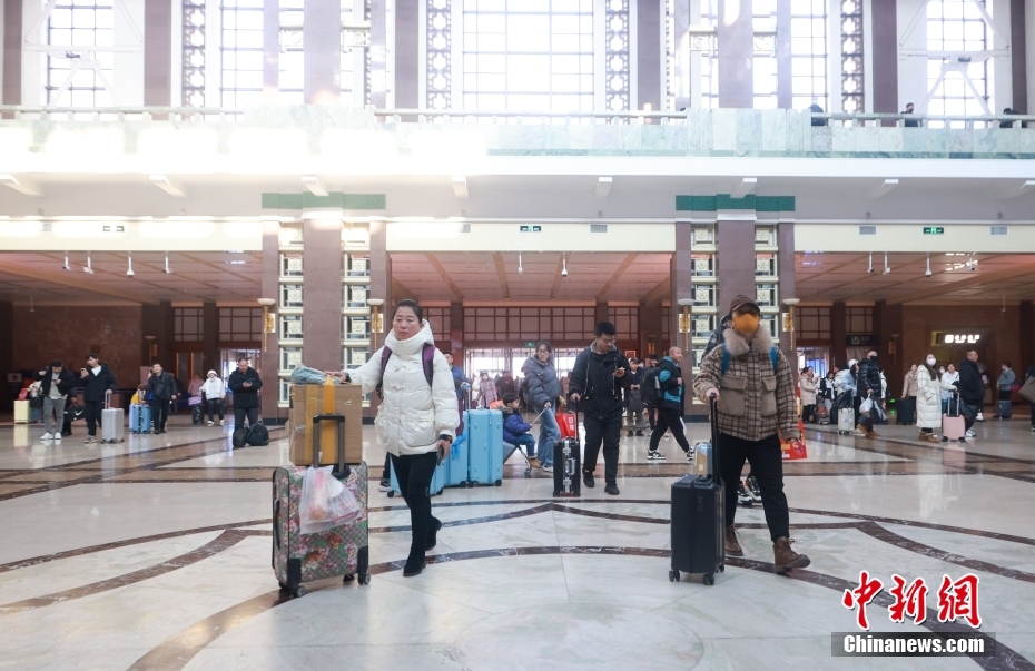 北京駅構内に入っていく乗客（1月23日撮影・ 賈天勇）。