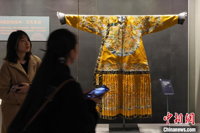 清代の黄粧花緞彩雲金龍紋朝袍（複製品、撮影・泱波）