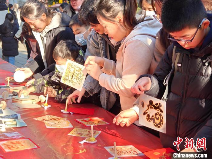 福建省福州市上下杭歴史文化街区で開催された新春マーケットで、福の字や縁起の良い模様の拓本体験をする若者たち（1月17日撮影・葉秋雲）。