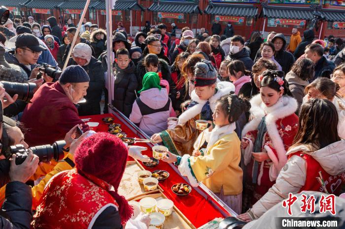 河北省秦皇島で豚肉を煮込み、春節の到来を祝うイベントが開催