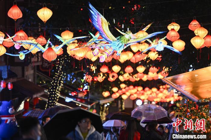 重慶の十八梯を照らす春節の到来祝うイルミネーション