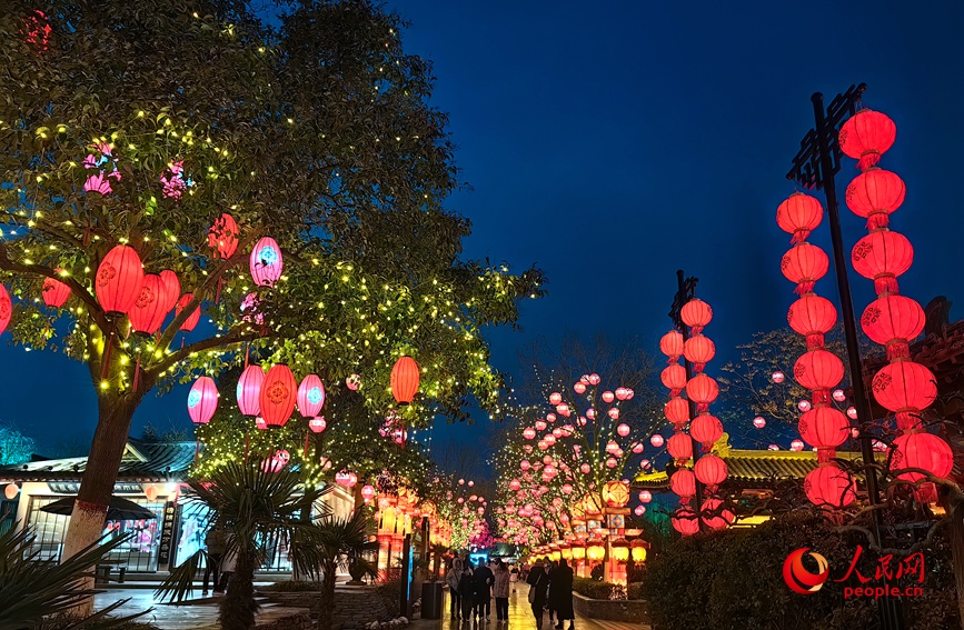 目を楽しませるライトアップや花火　河南・開封で「大宋中国年」始まる