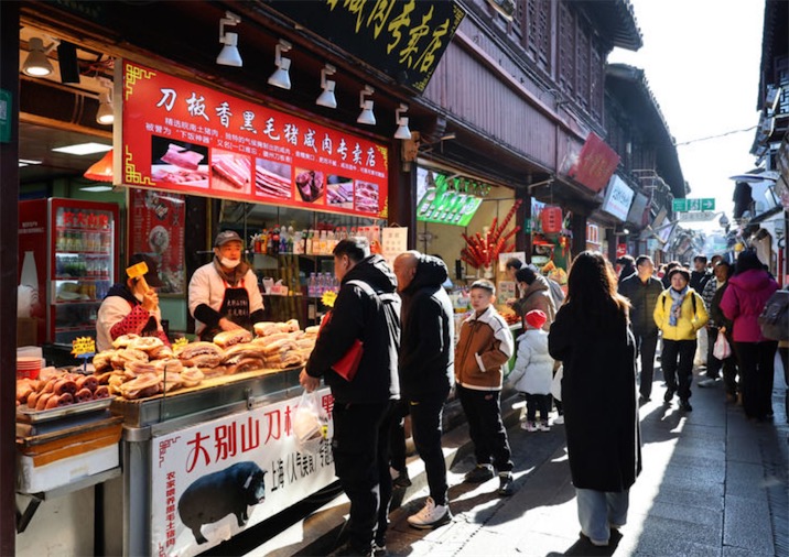 新年を祝う金の蛇　中国各地で春節行事