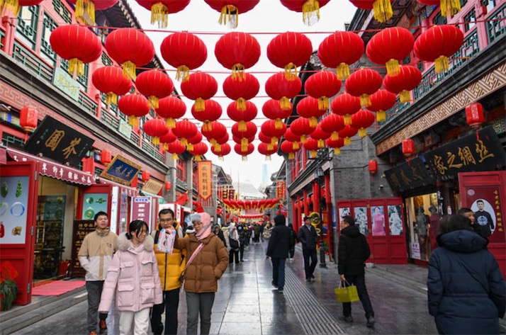 新年を祝う金の蛇　中国各地で春節行事