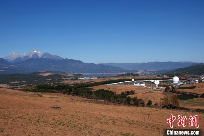 中国リモートセンシング衛星地上局麗江局の全景。完成した4セットの衛星アンテナ受信システムがひときわ目を引く。 撮影・孫自法