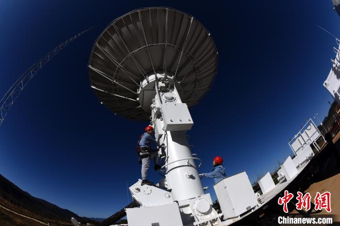 中国リモートセンシング衛星地上局麗江局で、衛星アンテナ受信システムの日常的な運用保守作業を行う職員。 撮影・孫自法